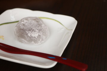 和菓子の水まんじゅうとチャイナボーン皿和菓子日本スイーツ