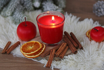 Kerze mit Weihnachtsduft:	Aromakerze mit traditionellen Wintergewürzen,Scheiben von Orangen,...