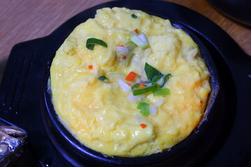 韓国旅行で味わいたい、ふわふわの食感の卵料理、ケランチム（韓国風蒸したまご）
 - obrazy, fototapety, plakaty