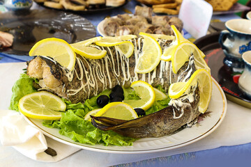 Fish dish: baked pike with lemon slices