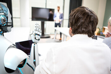 Ein humanoider Roboter nimmt an einem Workshop teil