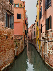 Fototapeta na wymiar Camminando ed ammirando la bellissima città di Venezia