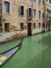 Fototapeta na wymiar Camminando ed ammirando la bellissima città di Venezia