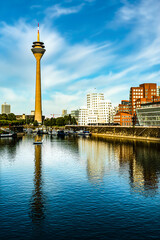 Rheinturm und Gehry Bauten im Medienhafen Düsseldorf Rhein Deutschland
