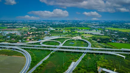 Schilderijen op glas Aerial view of  expressway in the urban traffic way with green background © SASITHORN