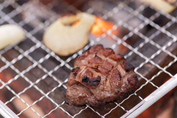 バーベキューで肉を焼く