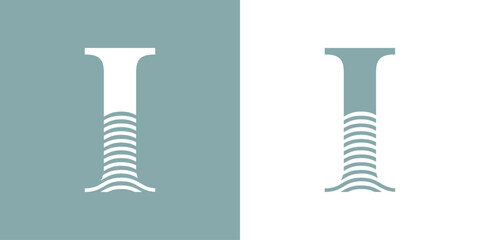 Logo Nautical. Letra inicial I con olas de mar - 786128413