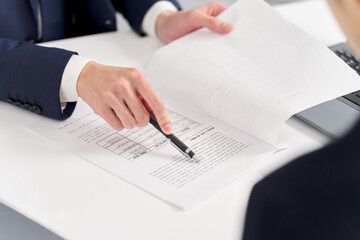 仕事のミスを指摘するビジネスパーソン