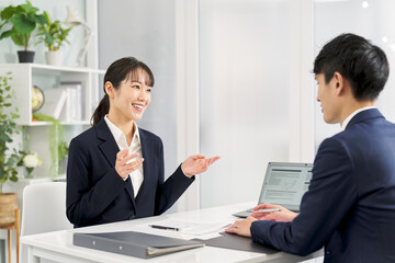 オフィスでミーティングをするビジネスパーソン