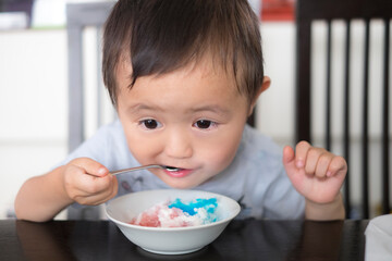 かき氷を食べる3歳児_男児