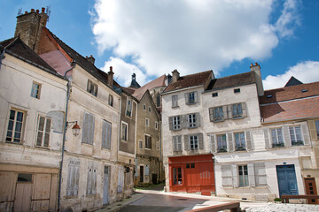 Tonnerre, Häuserfassaden an der Ecke Rues Saint-Pierre und Armand Colinan an der Halle Daret
