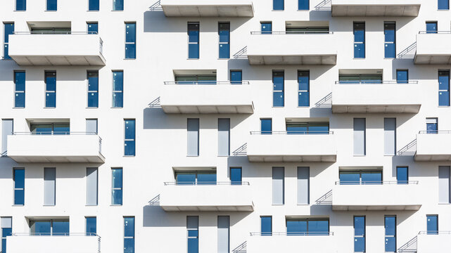 Fachada con balcones y ventanas de un moderno edificio en una ciudad	