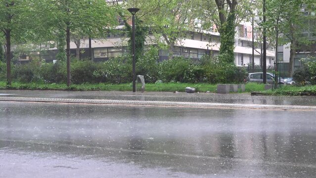 Pluie et vents violents en ville