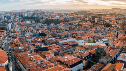 Panorama de la hermosa ciudad de Porto, viajes y monumentos de Portugal. Vista aérea del casco antiguo de Porto, Portugal from tower of Clerigos Church. Junto al río Douro.