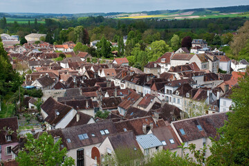 Tonnerre, Bourgogne, France, Blick von der Église Saint-Pierre auf die Dächer der Stadt mit...