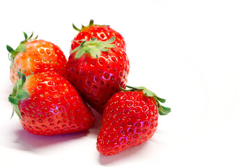 葉のついた熟した真っ赤な苺,白い背景