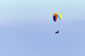 Paracadutista in volo