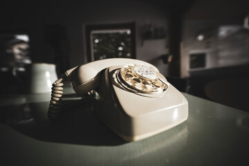 Ein alter Telefon mit Wählscheibe