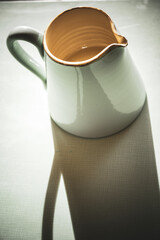 Ein Tonkrug im Sonnenlicht