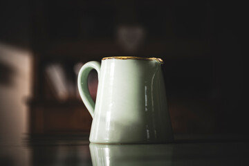 Ein Tonkrug im Sonnenlicht