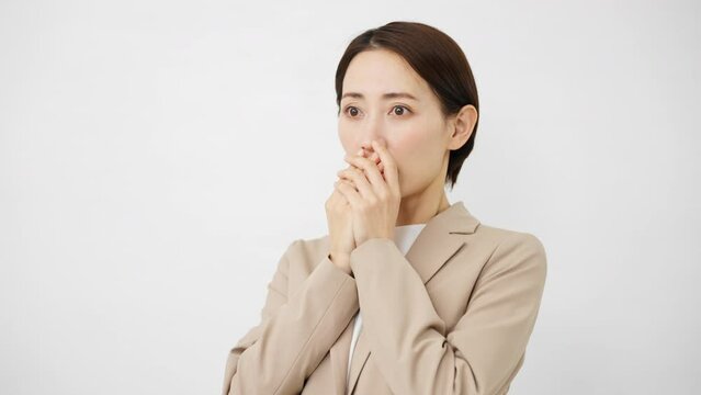 ビジネススーツを着た若い女性　ビジネスイメージ