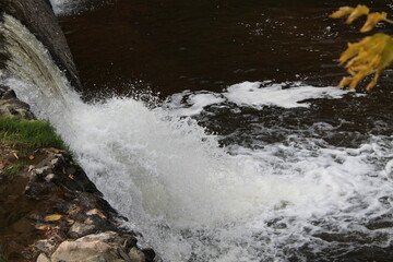 Scène merveilleuse d'une petite cascade dans la rivière