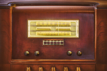 Early twentieth century wooden tube radio with illuminated display - 786267812