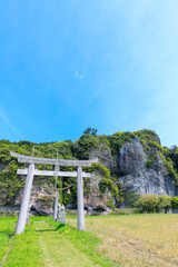 春の青の洞門　毛蕨神社　大分県中津市　Spring blue cave. Kewarabi Shrine. Ooita Pref, Nakatsu City.
