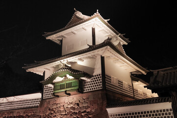 金沢城の石川門のライトアップ - obrazy, fototapety, plakaty