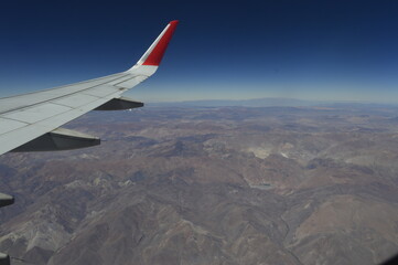 Vista aérea das Cordilheiras dos Andes com asa do avião