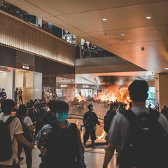 Police Respond to Severe Riots in Mall Amid Social Tension