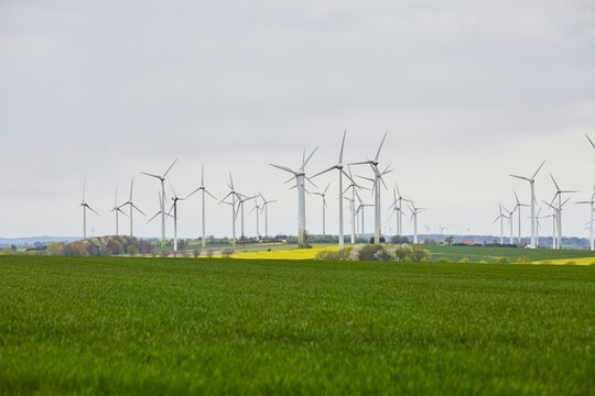Blick auf Windr&auml;der, Haarstrang, Kreis Soest, NRW, Deutschland, April 2024  