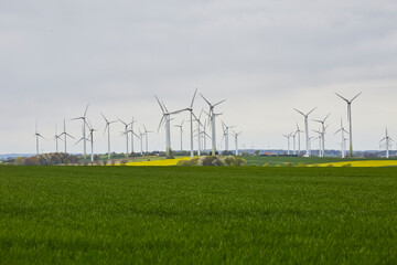 Blick auf Windräder, Haarstrang, Kreis Soest, NRW, Deutschland, April 2024  