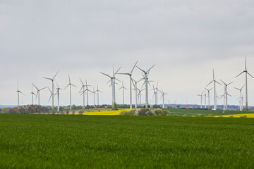 Blick auf Windräder, Haarstrang, Kreis Soest, NRW, Deutschland, April 2024  