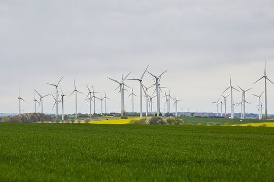 Blick auf Windr&auml;der, Haarstrang, Kreis Soest, NRW, Deutschland, April 2024  