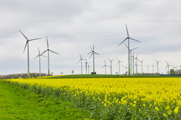 Blick auf Windräder, Haarstrang, Kreis Soest, NRW, Deutschland, April 2024  