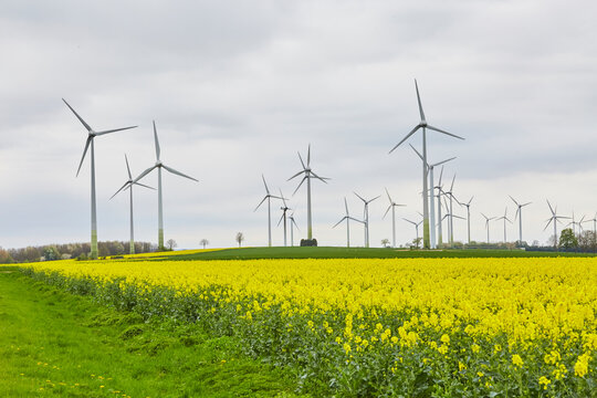 Blick auf Windr&auml;der, Haarstrang, Kreis Soest, NRW, Deutschland, April 2024  