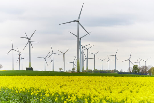Blick auf Windr&auml;der, Haarstrang, Kreis Soest, NRW, Deutschland, April 2024  