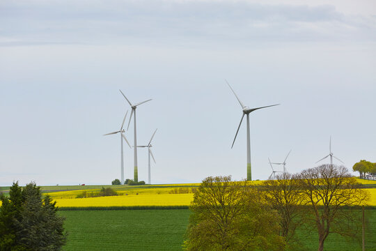 Blick auf Windr&auml;der, Haarstrang, Kreis Soest, NRW, Deutschland, April 2024  