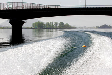 View of the stern wave on the lake