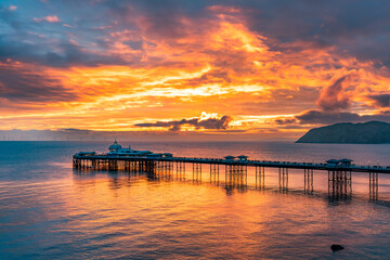 Obraz premium Sunrise over llandudno Pier with the tide in