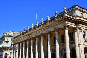 France, Aquitaine, Bordeaux, le Grand-Théâtre de style néo classique avec ses colonnes et ses statues, il abrite une salle de spectacle de 1 000 places, il a été inauguré en 1780. - obrazy, fototapety, plakaty