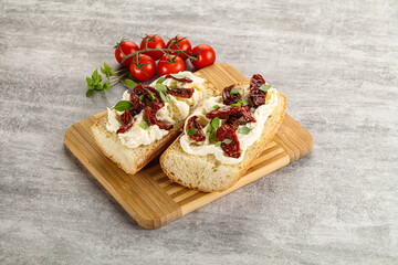 Bruschetta with strachatella and dry tomato