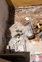 Un engin de chantier détruit des logement précaire dans la quartier de Ouakam à Dakar au...