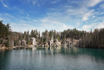 Kleiner See mit Felsen und Wald