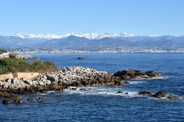 France, côte d'azur, Antibes, le massif du Mercantour vu du cap d'Antibes, harmonie entre mer et montagne.