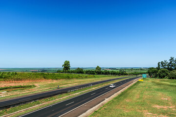 Estrada com céu azul