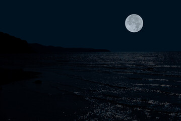 Full moon on sky over sea in the night. - obrazy, fototapety, plakaty