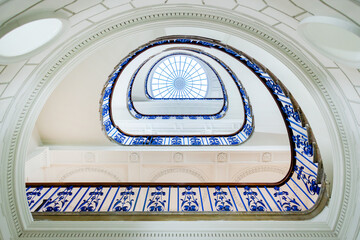 Obraz premium Spiral staircase at the Courtauld gallery, Somerset House, London, UK