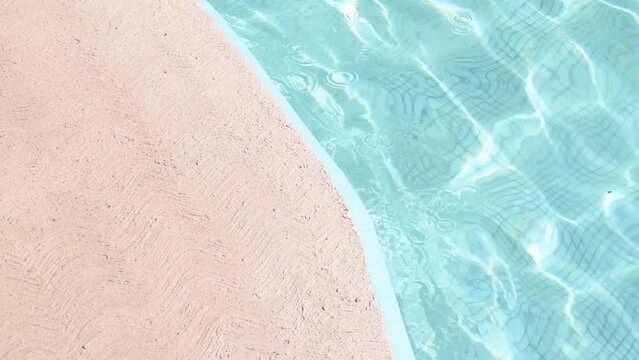 Fondo de una piscina con agua cristalina y un pedazo de suelo ideal para colocar textos 
